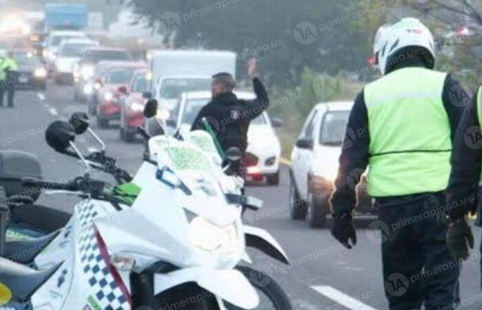 Tránsito detiene camión en libramiento de Morelia; se lo roban con todo y chofer