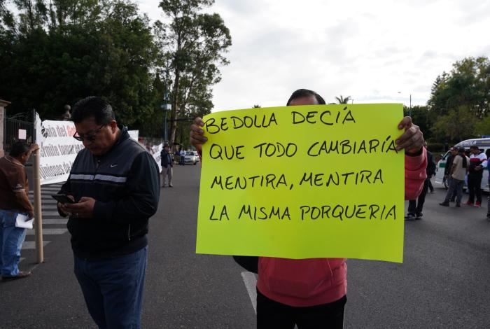 Transportistas de Pasalagua bloquean libramiento afuera de Casa Michoacán