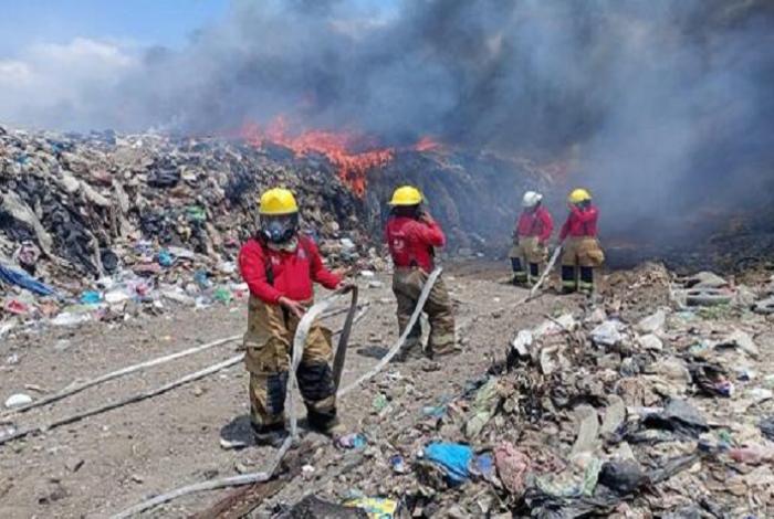 Tras 48 horas, bomberos controlan incendio en el basurero de Apatzingán; alertan por malestares respiratorios