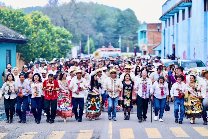 Tras 84 años de lucha, dan a comuneros de Paracho título de propiedad de tierras comunales