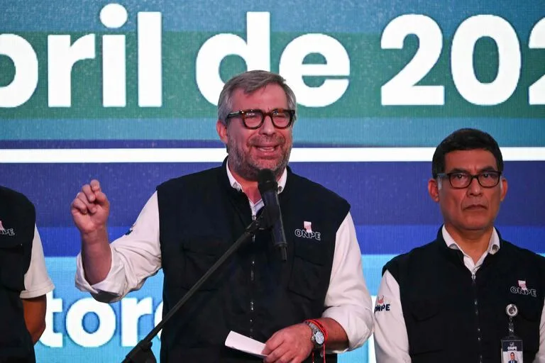 Tras comicios generales en Perú renuncia jefe electoral