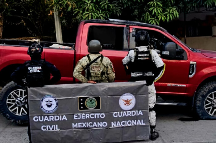 Tras enfrentamiento aseguran al CJNG arsenal y camioneta con reporte de robo, en Tierra Caliente