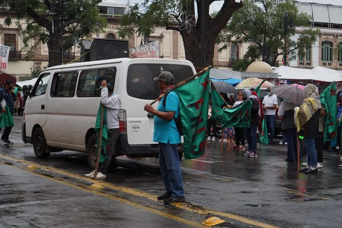 Tras más de un mes, inicia retiro de tianguis plantón del FNLS