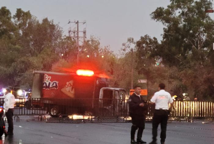 Tras mesa de diálogo y acuerdos, comuneros de Arantepacua derriban otro portón en Casa Michoacán y queman dos vehículos