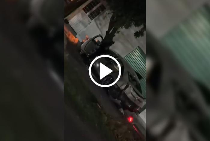 Tras pers3cución y bal4cera terminan estampados contra una casa en Apatzingán