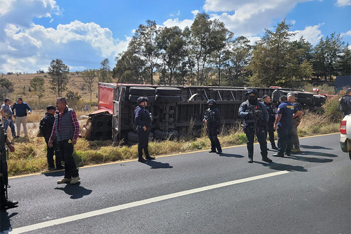 Tras persecución, policías recuperan tráiler cervecero robado y detienen al conductor, en Lagunillas