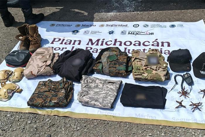 Tras persecución, policías aseguran camioneta y equipo táctico en Zamora