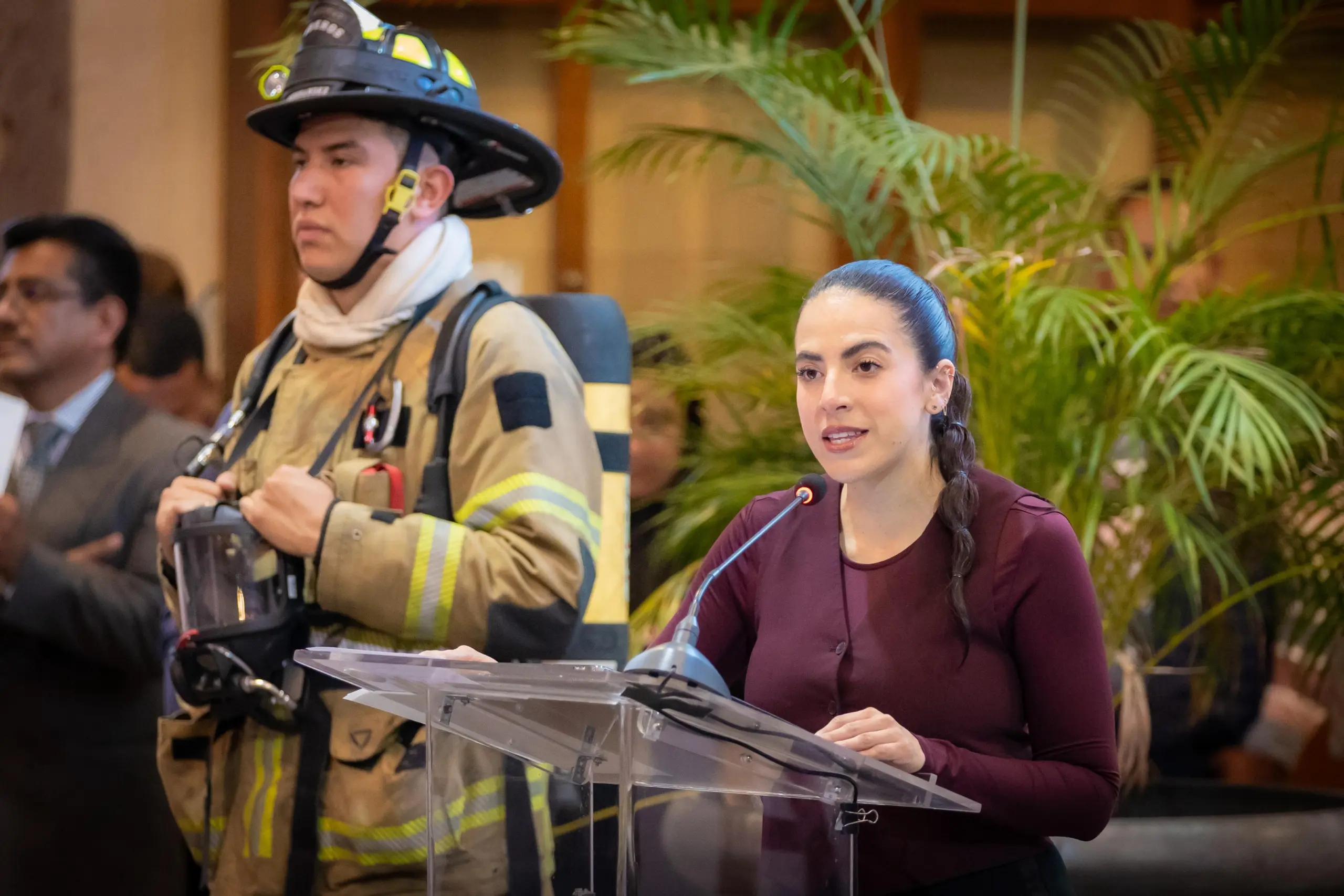 Tras rendir homenaje a bomberos, Giulianna Bugarini anuncia avances en una reforma histórica para dignificar su labor