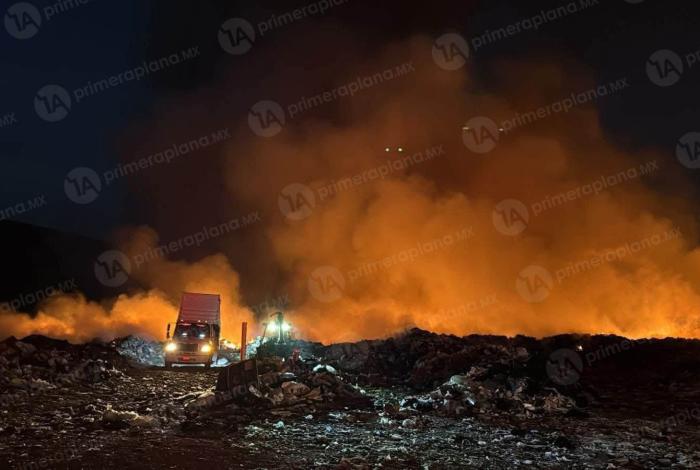 Tras siete horas, bomberos logran controlar incendio en basurero de Jacona