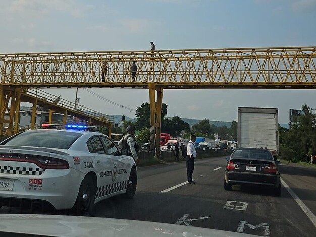 Tras varias horas de labor, bajan a hombre que amenazaba tirarse de un puente