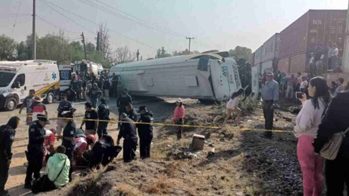 Tren embiste autobús de pasajeros en Hidalgo; una persona perdió la vida