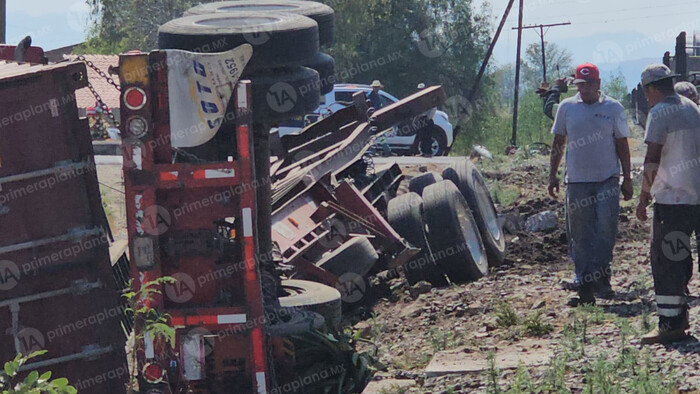 Tren embiste tráiler en Indaparapeo; trató de ganarle el paso