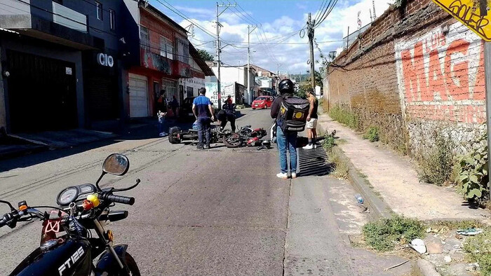 Tres heridos en choque de motos en Barrio de San Pedro, Uruapan