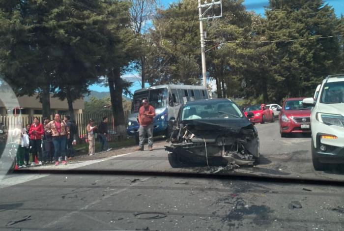 Tres heridos tras aparatoso choque de frente, en la carretera Uruapan-Paracho
