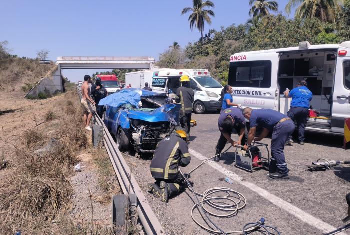 Tres lesionados tras aparatoso choque de frente en la autopista Siglo XXI