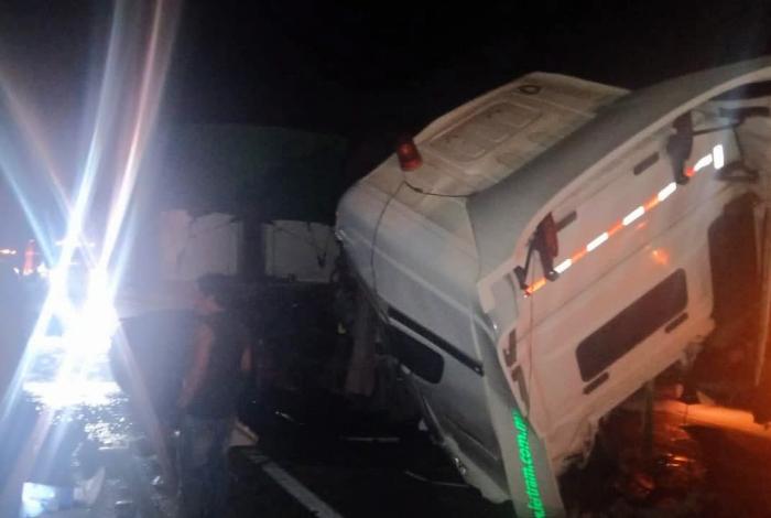 Tres lesionados, tras chisue frontal de camiones de carga en la autopista Siglo XXI