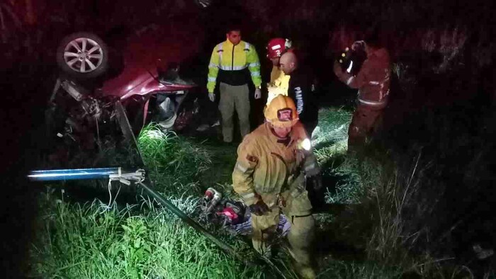 Tres muertos y lesionado deja volcadura en la Salamanca – Morelia