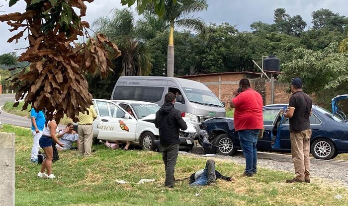 Tres mujeres y dos hombres heridos en choque de frente entre taxi y auto particular