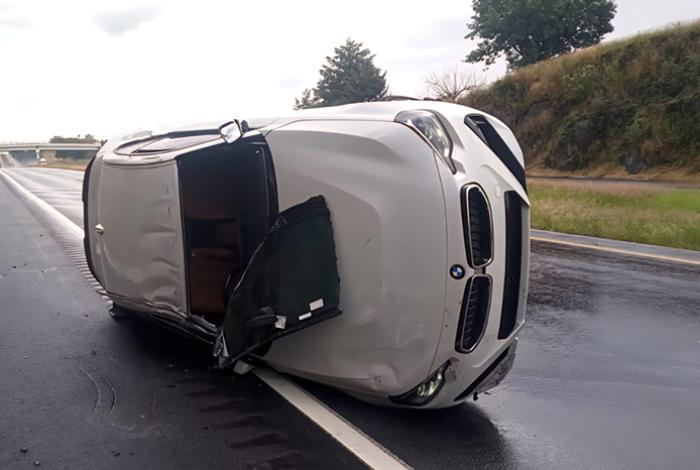Tripulantes de un BMW salen ilesos tras volcar en la México-Guadalajara, en Panindícuaro