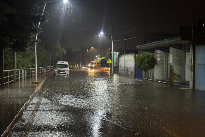Tromba causa severos destrozos en Zitácuaro