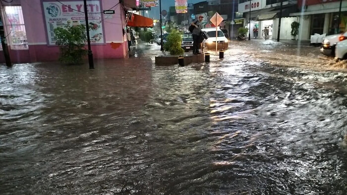 Tromba en Apatzingán causa inundaciones