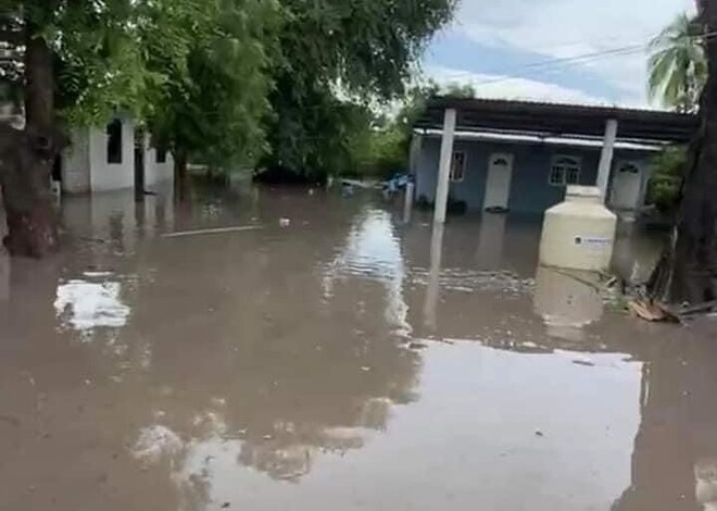 Tromba genera inundaciones en Múgica, Michoacán