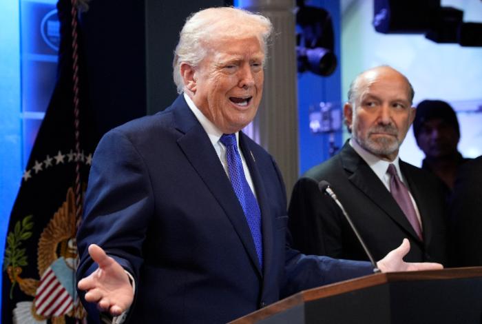 Trump amenaza con subir aranceles a países que decidan "jugar" con el fallo del Supremo