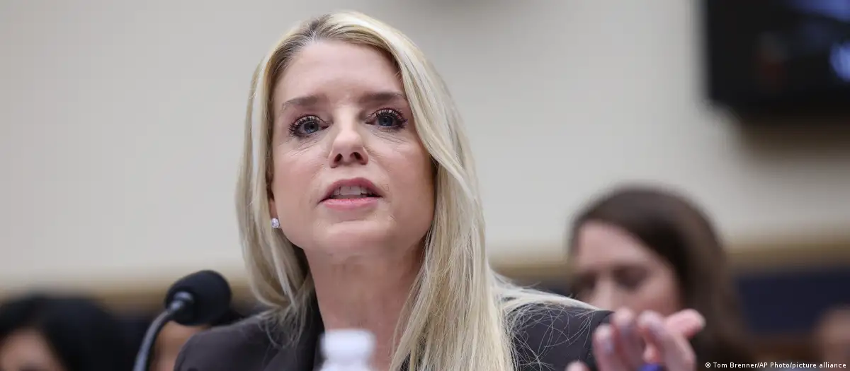 Trump destituye a Pam Bondi como Fiscal General de EU
