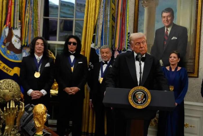 Trump entrega medallas Kennedy Center a Stallone y KISS