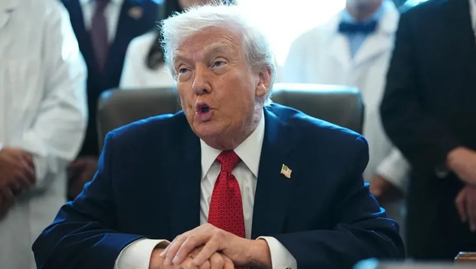 Trump lanza amenaza arancelaria a los países que no apoyen su plan de anexión sobre Groenlandia