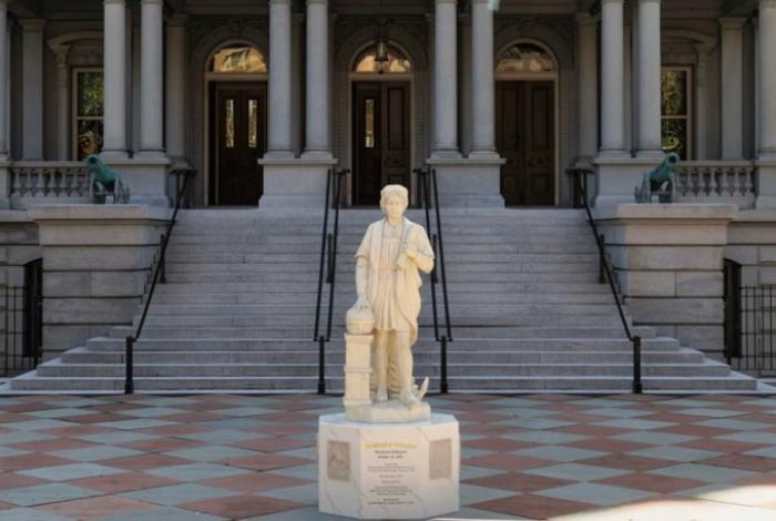 Trump pone estatua de Cristóbal Colón en la Casa Blanca en su cruzada 'antiwoke'