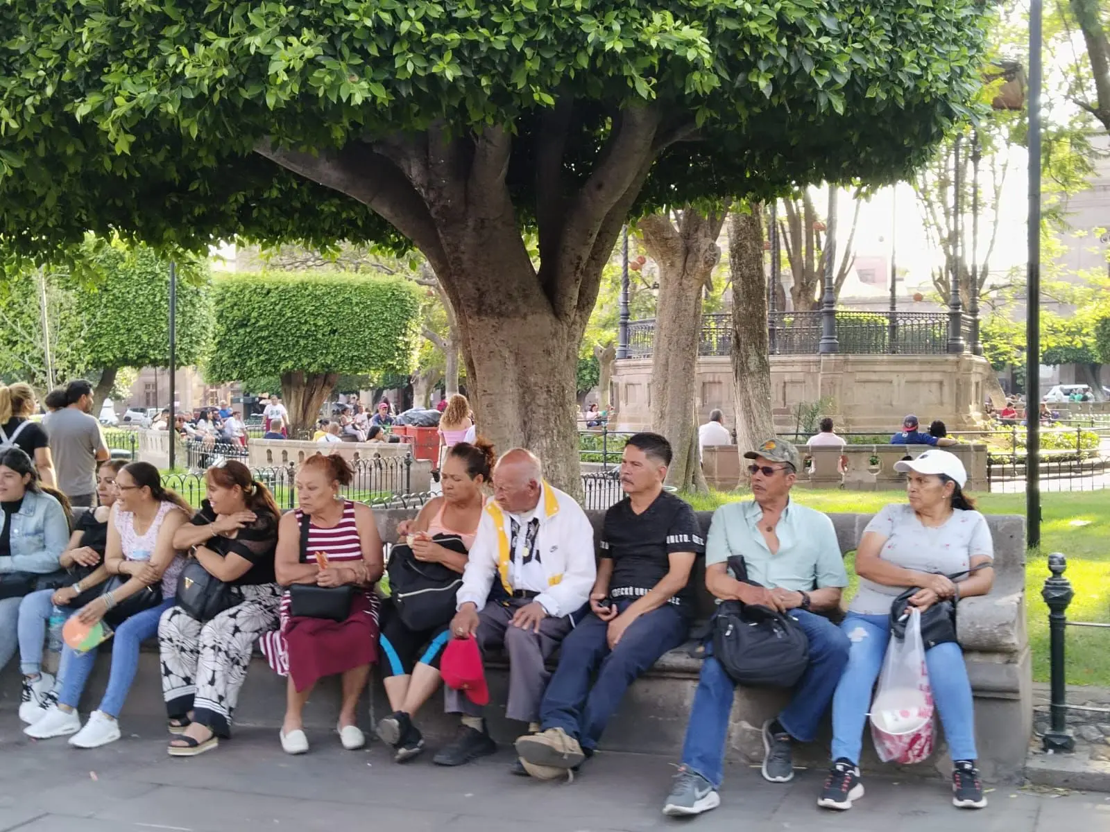 Turistas locales, nacionales e internacionales llenan el Centro Histórico de Morelia en este MEGAPUENTE