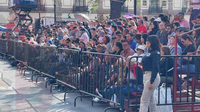 Turistas nacionales maravillados con el tradicional desfile de la Revolución Mexicana en Morelia