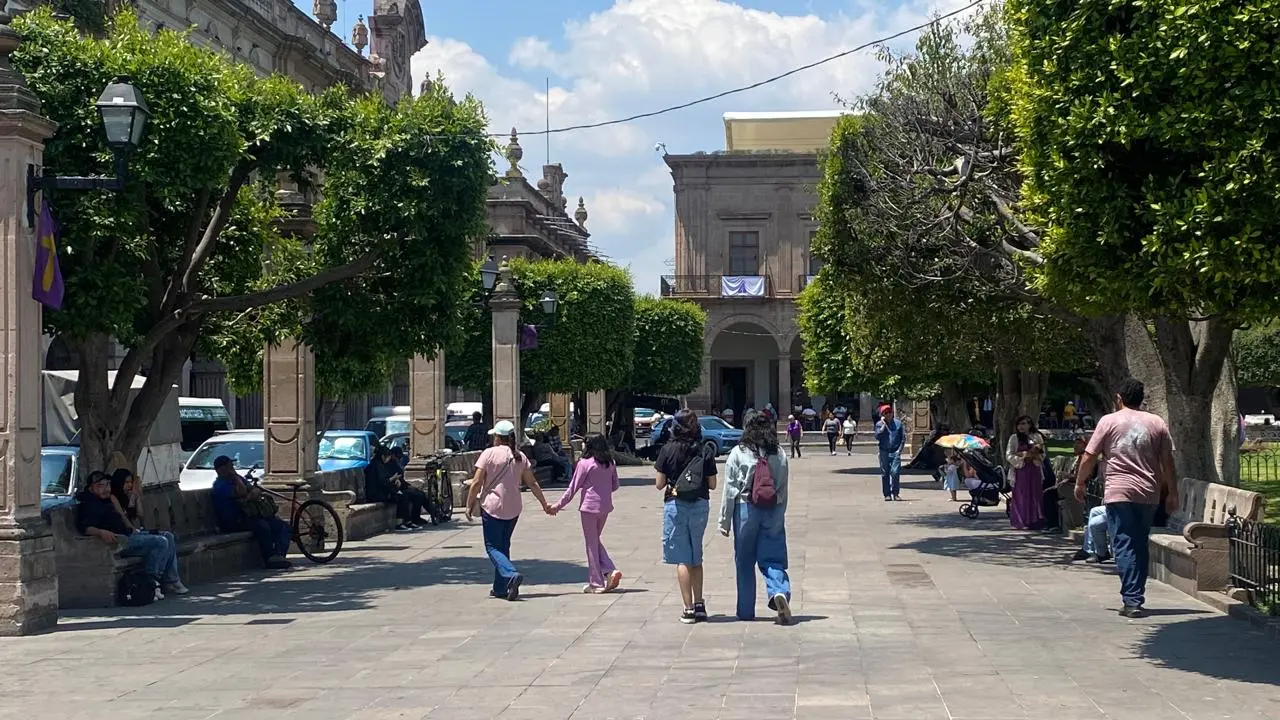Turistas y visitantes disfrutan del Centro Histórico de Morelia