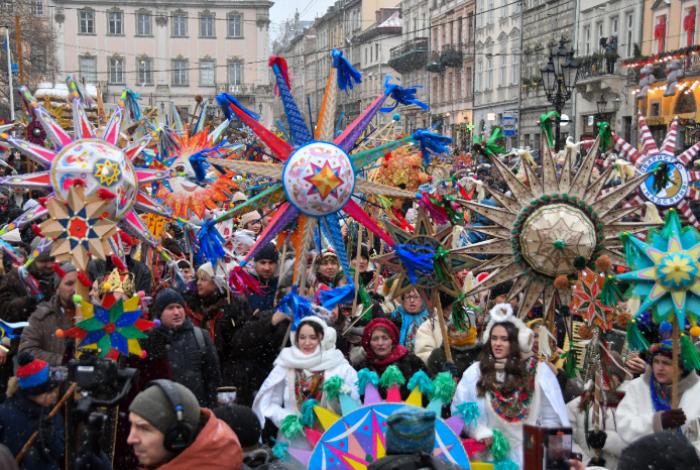 Ucrania encuentra unidad y esperanza entre villancicos y estrellas navideñas en medio de la guerra