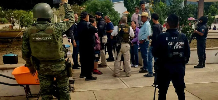 Ultiman a dos masculinos en la plaza del Salitre de Estopila en Michoacán