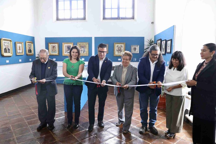 UMSNH recibe donación de colección de Arte Plumaria de la maestra Yolanda Sereno 