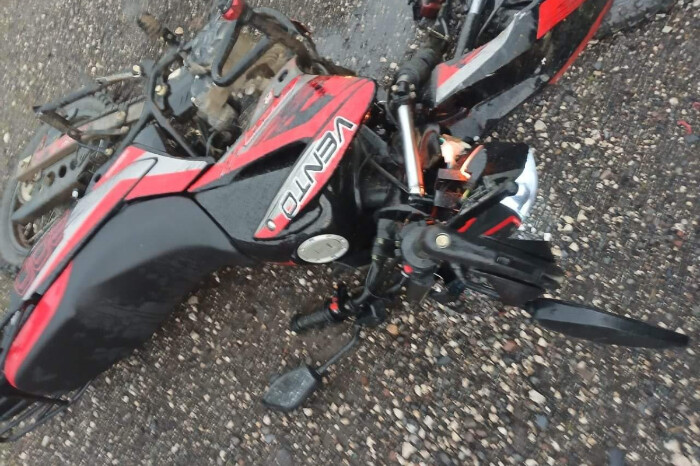 Un adolescente muerto y otro herido al derrapar su motocicleta en Zitácuaro