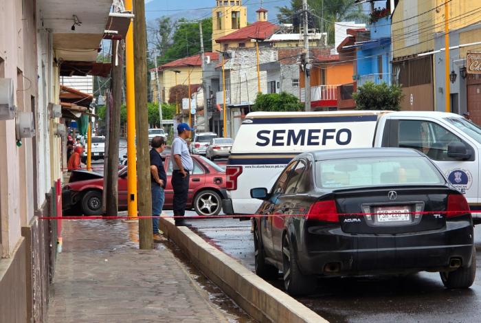 Un adolescente muerto y otro herido al chocar su motocicleta contra un auto, en Tangancícuaro