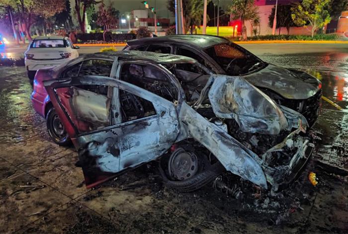 Un auto a exceso de velocidad choca contra vehículos de agencia Hyundai en Camelinas y se incendia, en Morelia