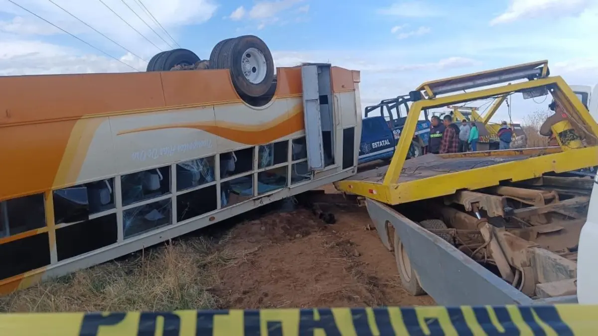 Un camión escolar se volcó en Zacatecas dejando un saldo de una menor muerta y 11 heridos