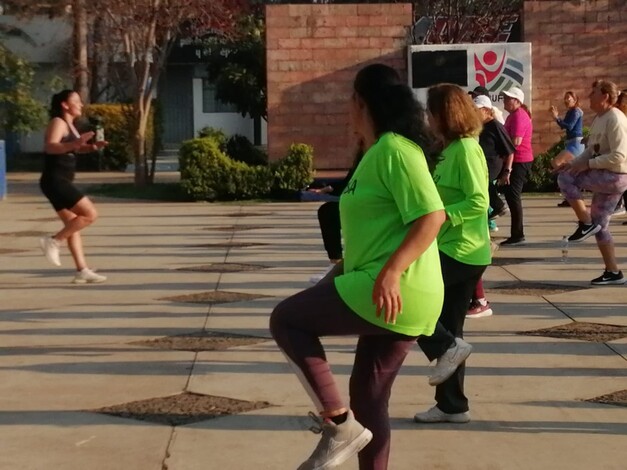 Un centenar de mujeres morelianas se ejercita en clase abierta de zumba