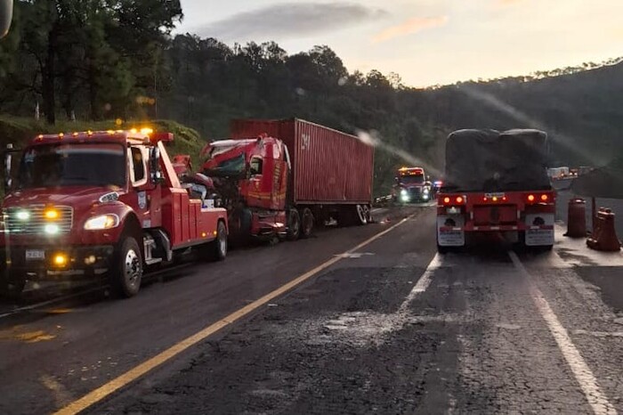 Un chofer lesionado tras caer con su tráiler a un desnivel de 30 metros en la Siglo XXI