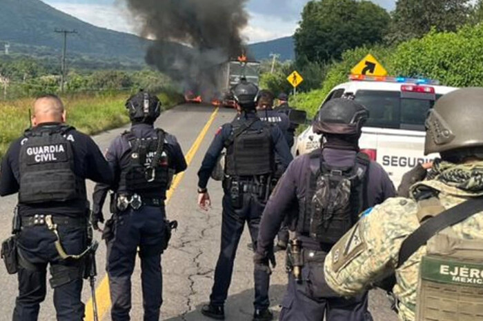 Un criminal muerto, 5 detenidos, armas y vehículos asegurados, tras balacera en Erongarícuaro