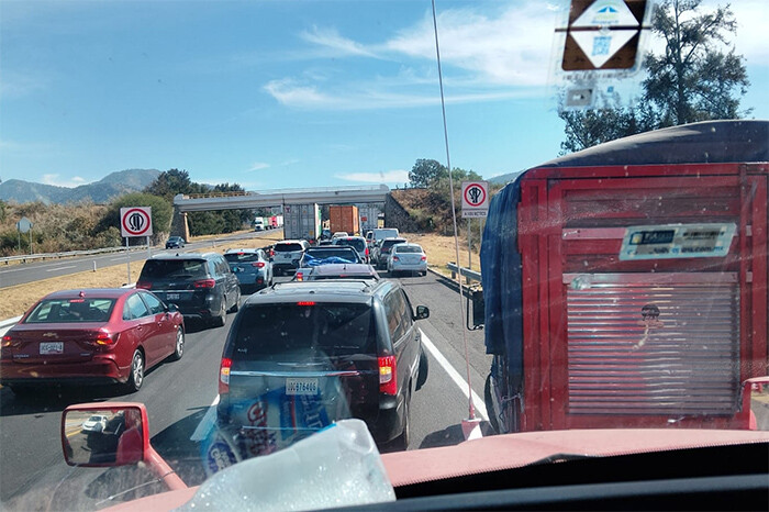 Un fallecido, tras choque de auto con un tráiler en la de Occidente, cerca de la caseta de Zinapécuaro