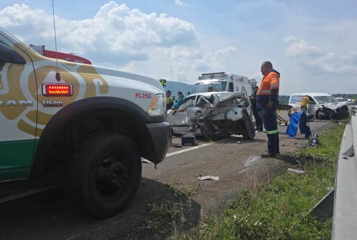 Un fallecido y tres lesionados, en choque frontal entre dos autos en la Morelia-Salamanca
