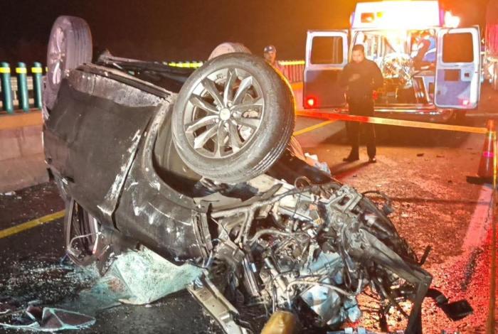 Un fallecido y una mujer herida tras choque volcadura, en la autopista Siglo XXI