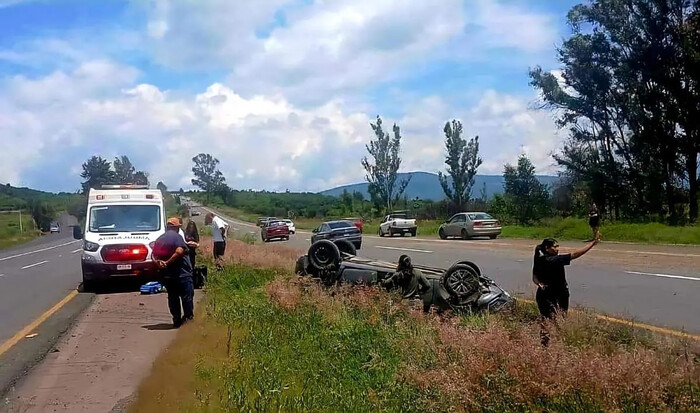 Un herido en volcadura en la carretera Morelia-Pátzcuaro