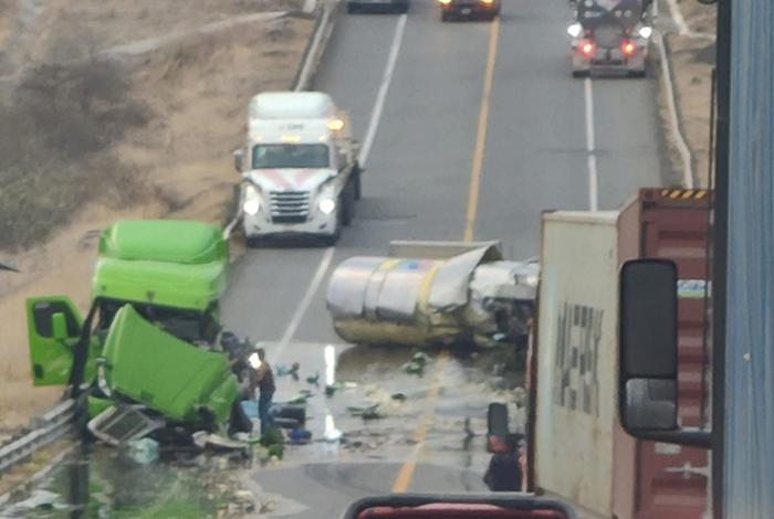 Un herido, tras choque de tráiler y una pipa cargada con aceite vegetal, en la Siglo XXI