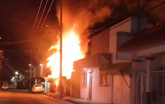 Un incendio en la Colonia Ramón Farías de Uruapan,  consume vivienda